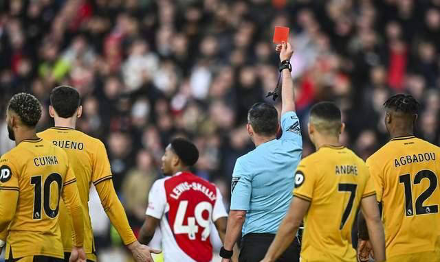 足球比赛裁判员失误频发，球迷批评裁判不公正