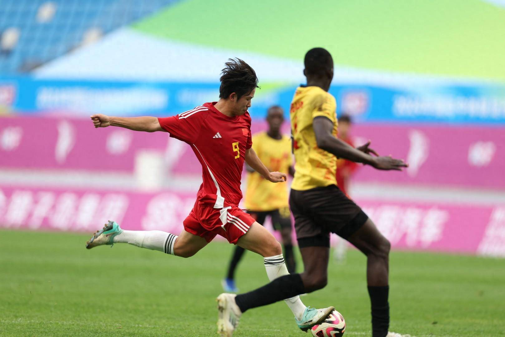 精彩足球大战悄然开启，中国队斗志昂扬