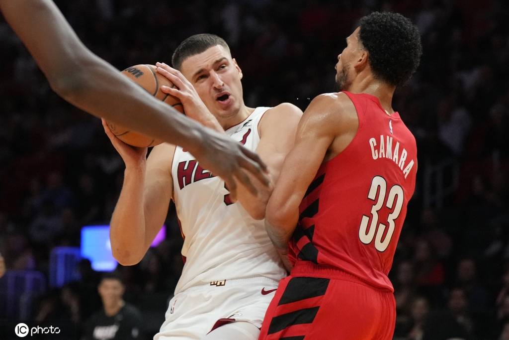 热火狂胜开拓者赛后激情庆祝