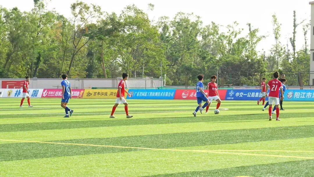 队员相互配合默契，攻守平衡势均力敌