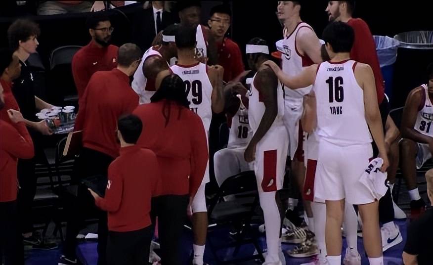 抢眼传球策应助攻队友得分获胜