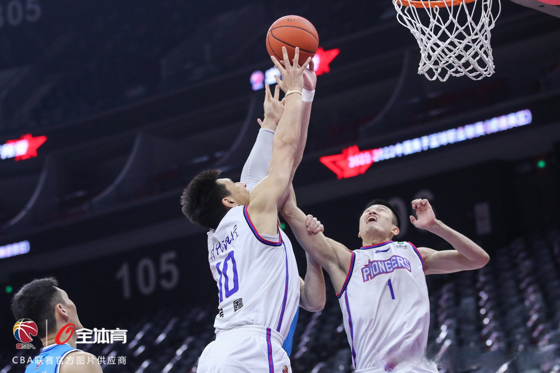 抢眼传球策应助攻队友得分获胜