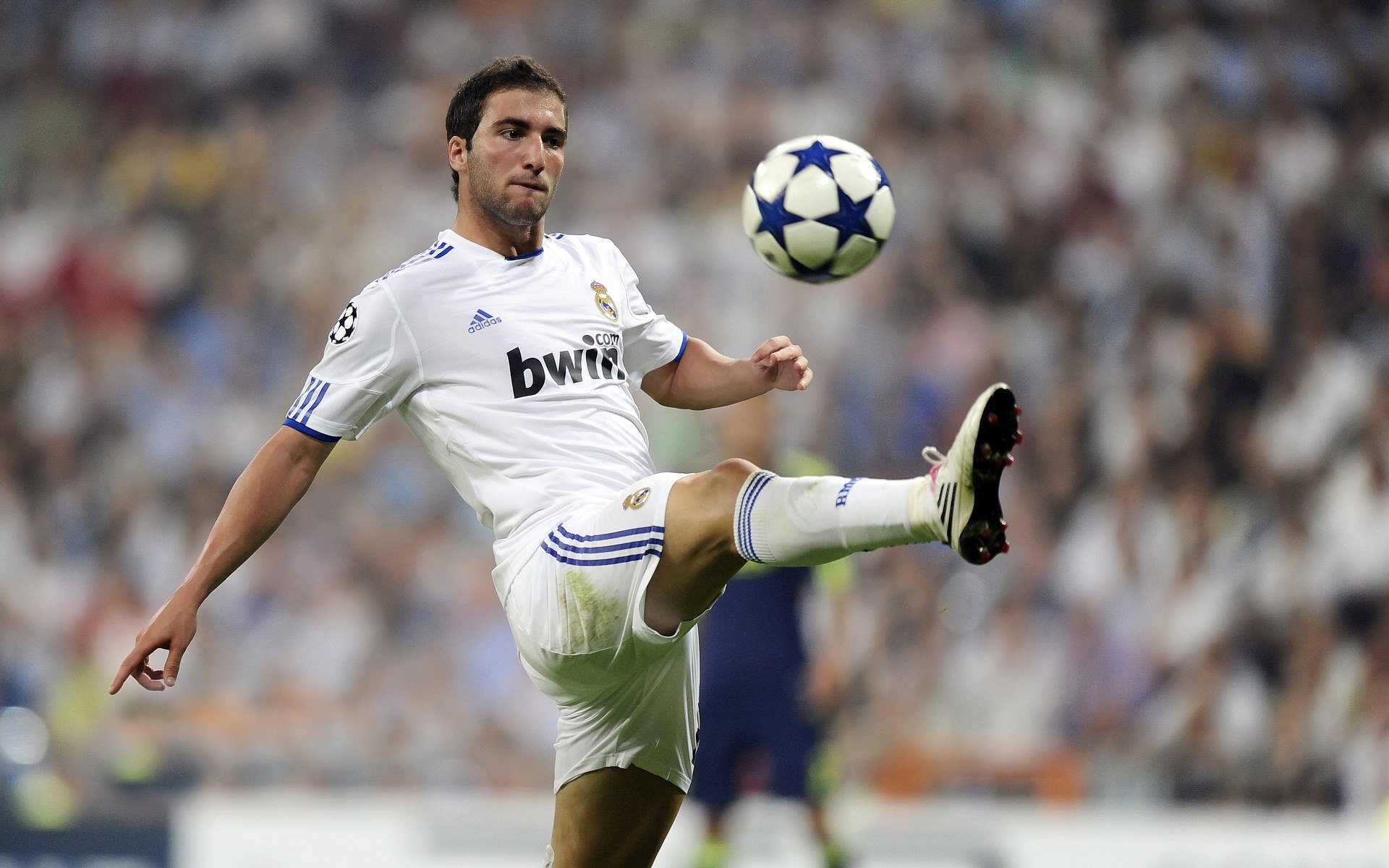 皮克冠军级表现定乾坤，马赛主场力擒黄色潜水艇